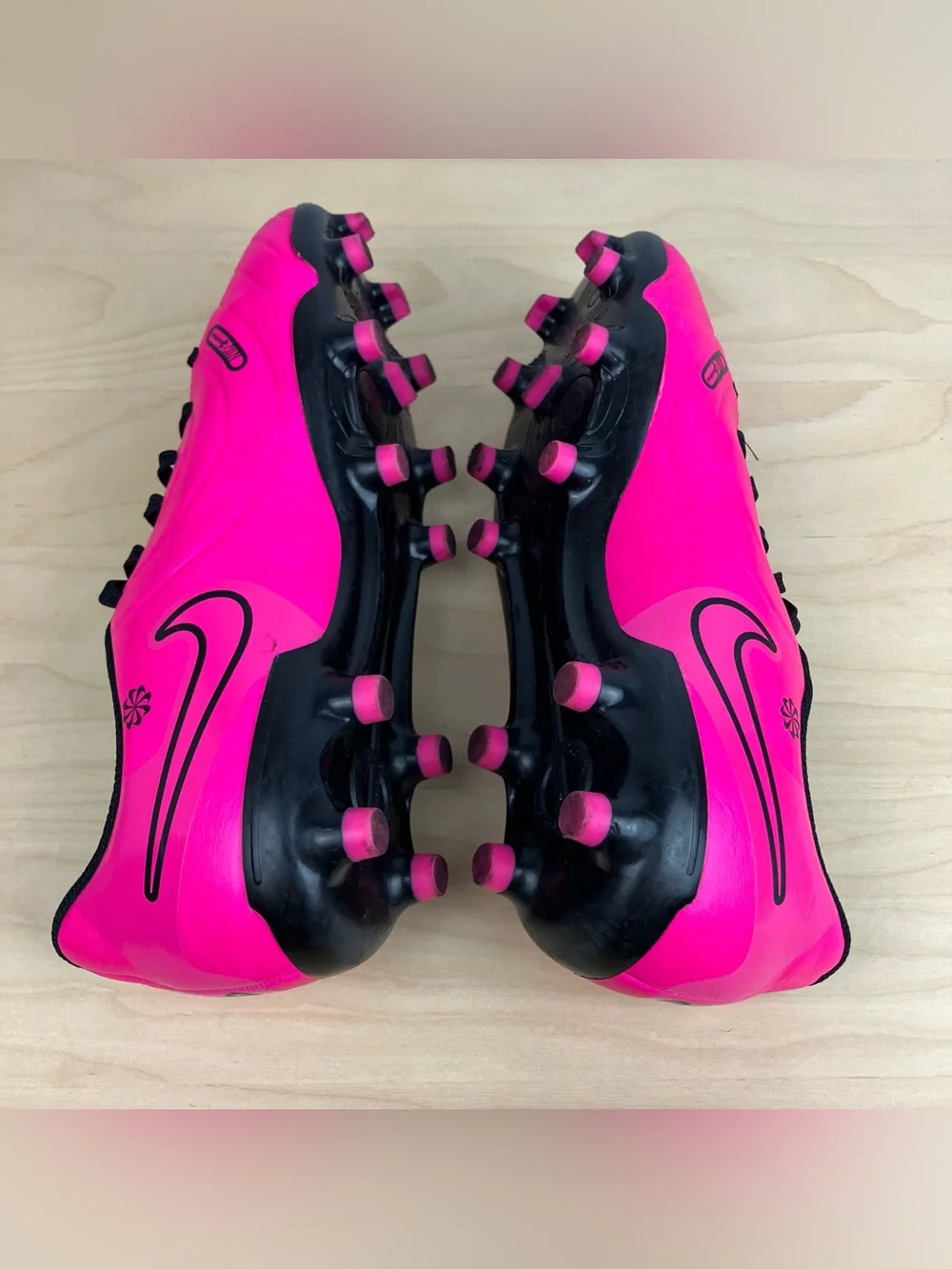 Nike Girls Kids Size 5.5Y Jr. Tiempo Legend Club FG/MG Pink Black Soccer Cleats.